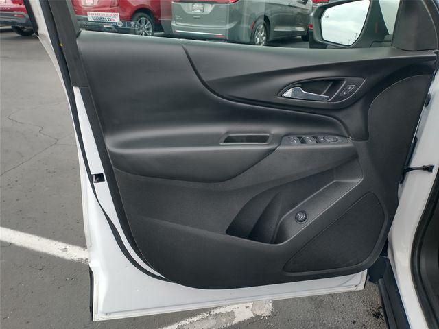 Photo of 2018 Summit White Chevrolet Equinox
