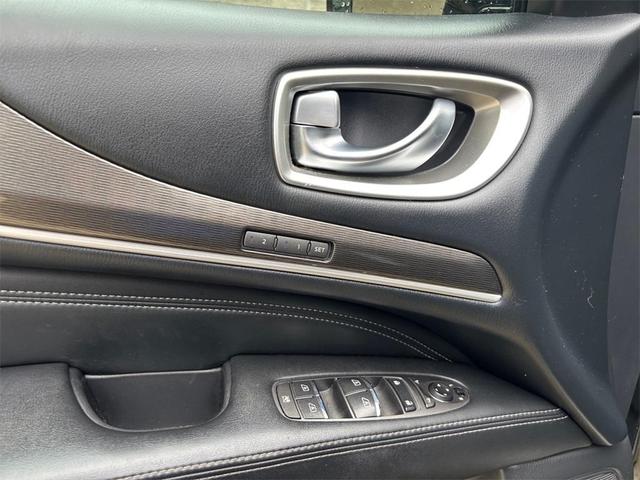 Photo of 2017 Black INFINITI QX60
