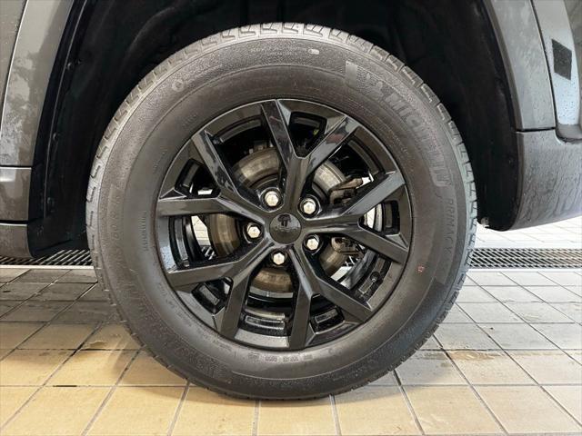 Photo of 2024 Diamond Black Crystal Pearlcoat Jeep Grand Cherokee