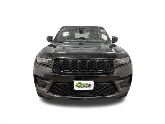 Photo of 2024 Diamond Black Crystal Pearlcoat Jeep Grand Cherokee