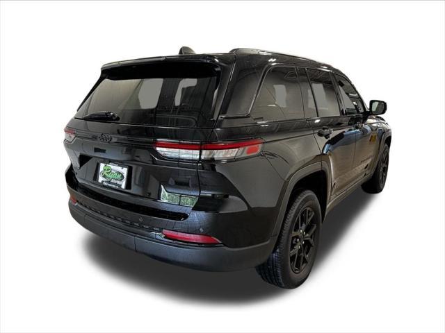 Photo of 2024 Diamond Black Crystal Pearlcoat Jeep Grand Cherokee