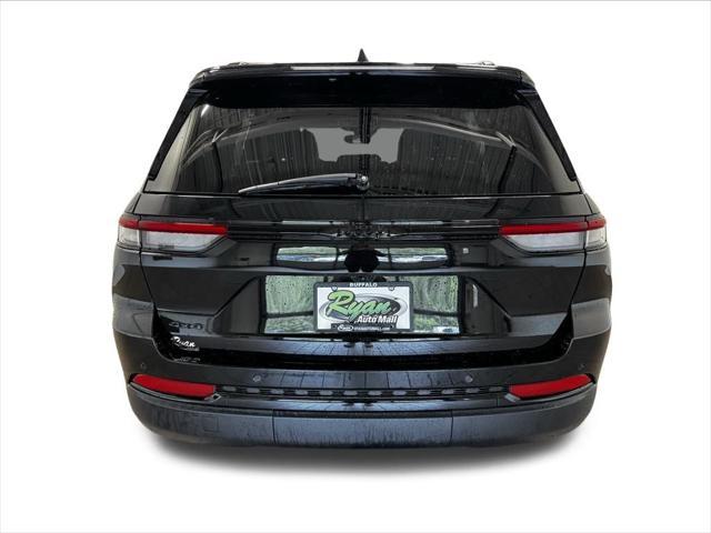 Photo of 2024 Diamond Black Crystal Pearlcoat Jeep Grand Cherokee