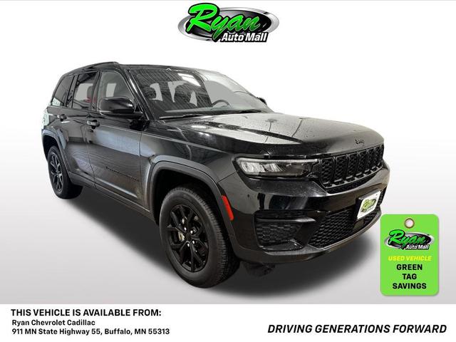 Photo of 2024 Diamond Black Crystal Pearlcoat Jeep Grand Cherokee