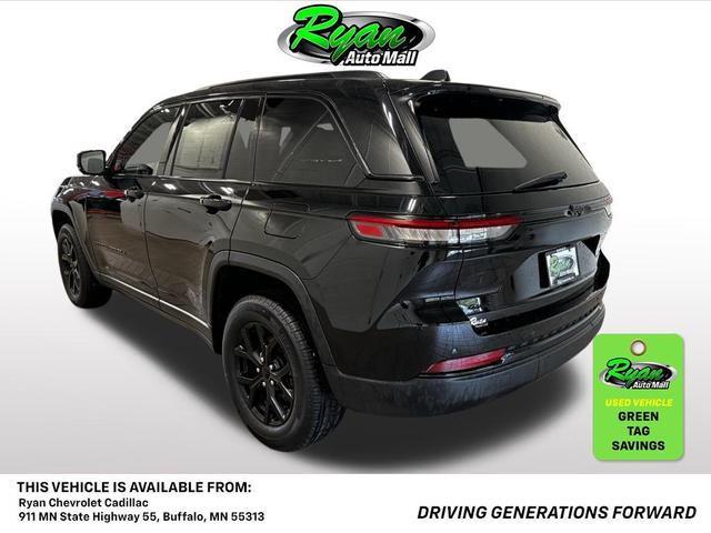 Photo of 2024 Diamond Black Crystal Pearlcoat Jeep Grand Cherokee