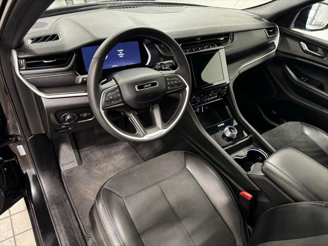 Photo of 2024 Diamond Black Crystal Pearlcoat Jeep Grand Cherokee