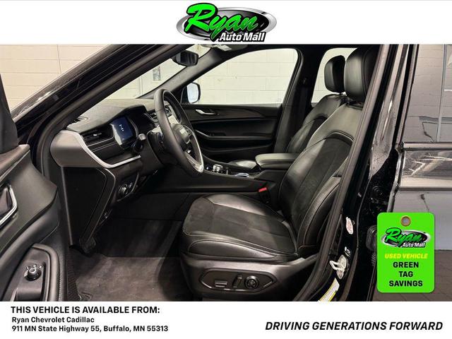 Photo of 2024 Diamond Black Crystal Pearlcoat Jeep Grand Cherokee