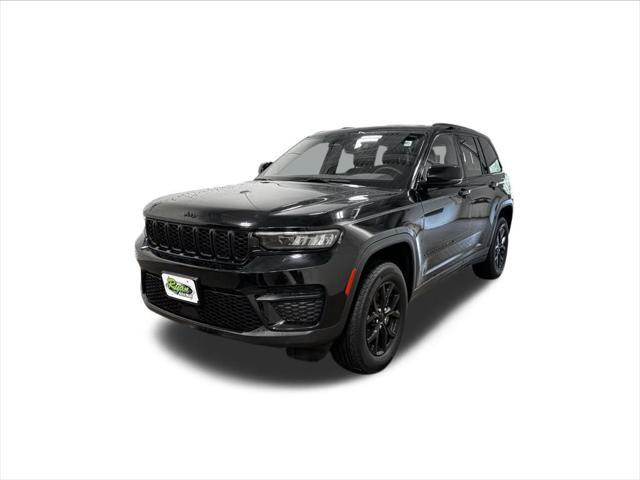 Photo of 2024 Diamond Black Crystal Pearlcoat Jeep Grand Cherokee