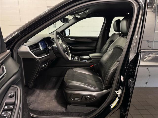 Photo of 2024 Diamond Black Crystal Pearlcoat Jeep Grand Cherokee