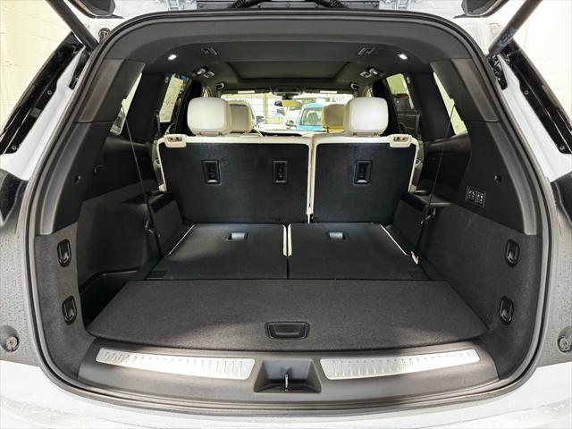 Photo of 2025 Crystal White Tricoat Cadillac XT6