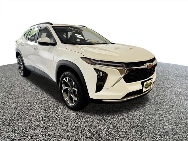 Photo of 2025 Summit White Chevrolet Trax