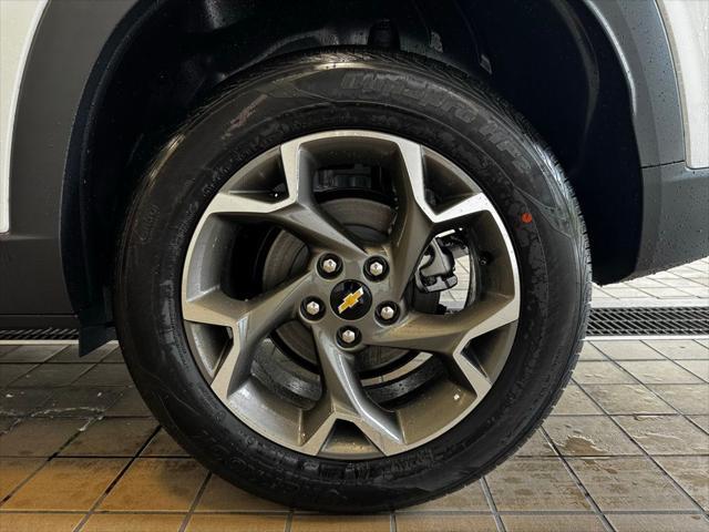 Photo of 2025 Summit White Chevrolet Trax