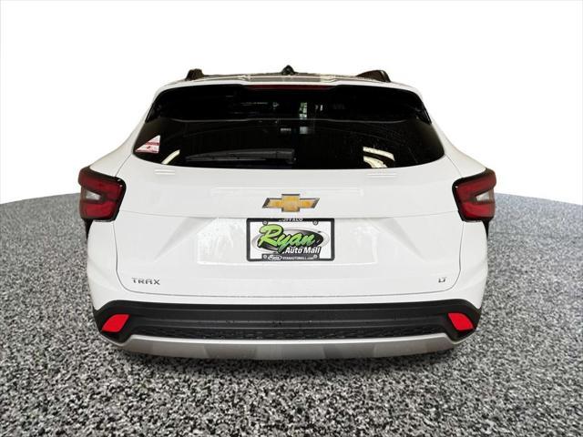 Photo of 2025 Summit White Chevrolet Trax