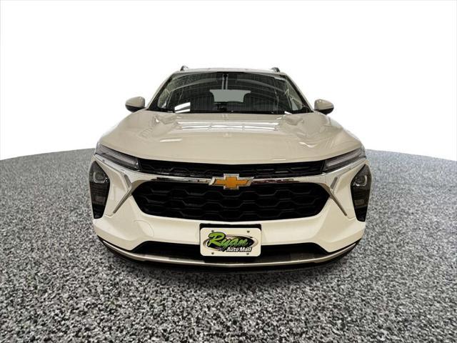 Photo of 2025 Summit White Chevrolet Trax