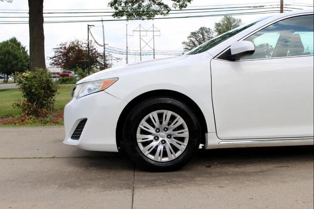 Photo of 2014 Super White Toyota Camry