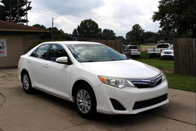 Photo of 2014 Super White Toyota Camry