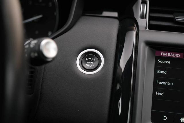Photo of 2020 White Land Rover Discovery