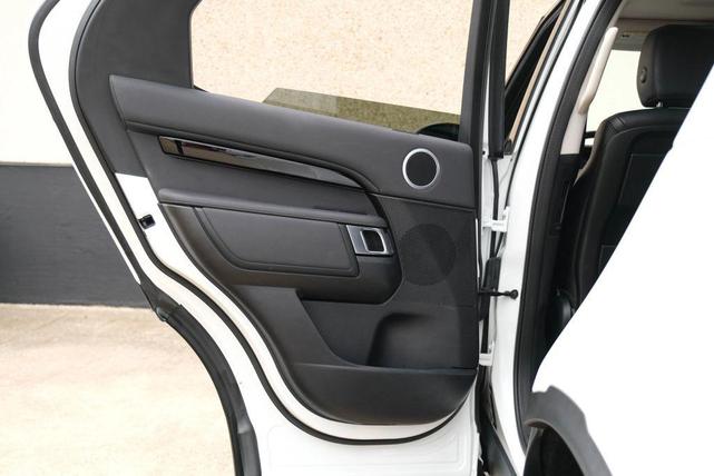 Photo of 2020 White Land Rover Discovery
