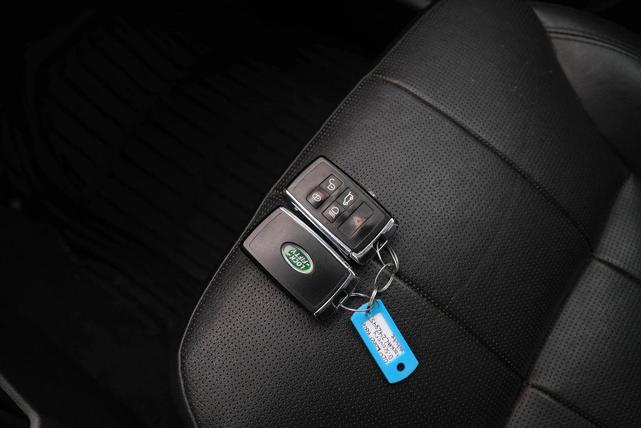 Photo of 2020 White Land Rover Discovery