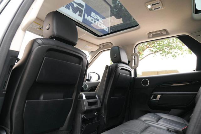 Photo of 2020 White Land Rover Discovery