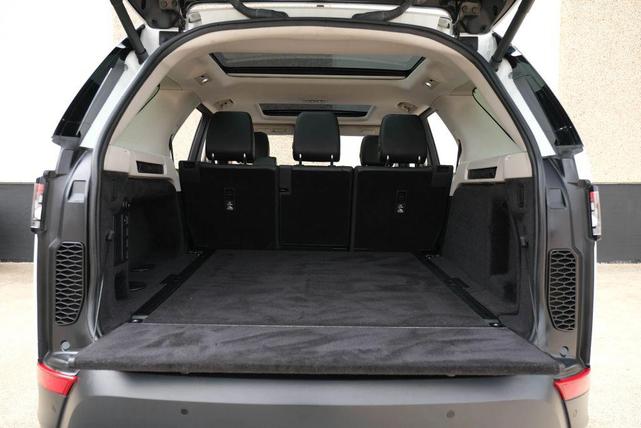 Photo of 2020 White Land Rover Discovery