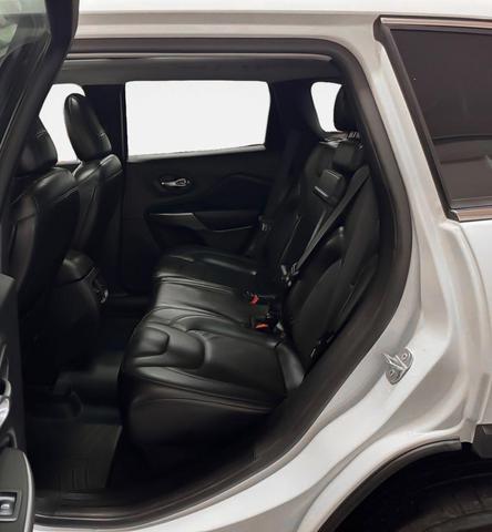 Photo of 2019 Bright White Clearcoat Jeep Cherokee