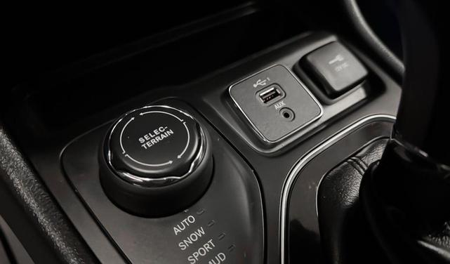 Photo of 2019 Bright White Clearcoat Jeep Cherokee