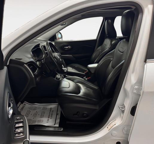 Photo of 2019 Bright White Clearcoat Jeep Cherokee