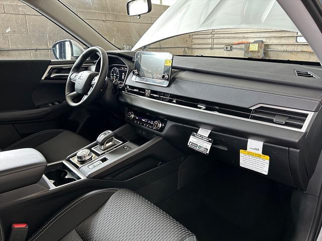 Photo of 2025 Alloy Silver Metallic Mitsubishi Outlander PHEV
