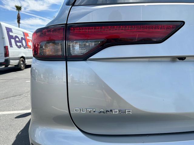Photo of 2025 Alloy Silver Metallic Mitsubishi Outlander PHEV