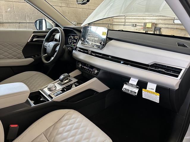 Photo of 2025 Alloy Silver Metallic Mitsubishi Outlander PHEV