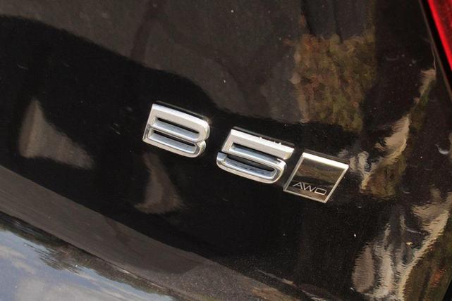 Photo of 2025 Onyx Black Volvo XC40