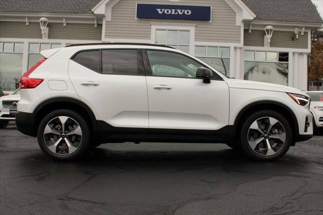 Photo of 2025 White Crystal Volvo XC40
