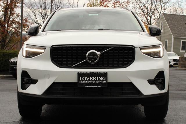 Photo of 2025 White Crystal Volvo XC40