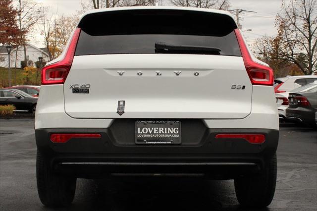 Photo of 2025 White Crystal Volvo XC40