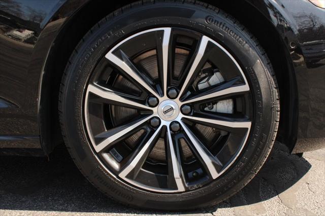 Photo of 2024 Onyx Black Metallic Volvo S60 Recharge Plug-In Hybrid