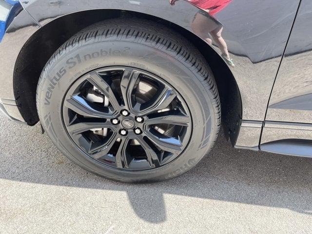 Photo of 2023 Agate Black Metallic Ford Edge