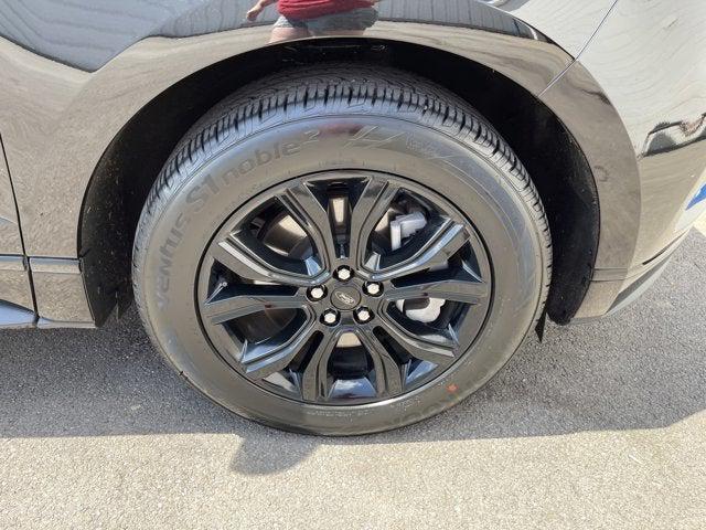 Photo of 2023 Agate Black Metallic Ford Edge