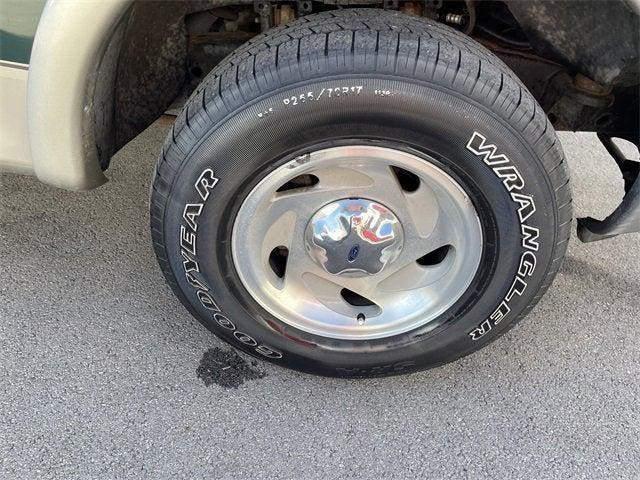 Photo of 2001 Dark Highland Green Clearcoat Metallic Ford F-150