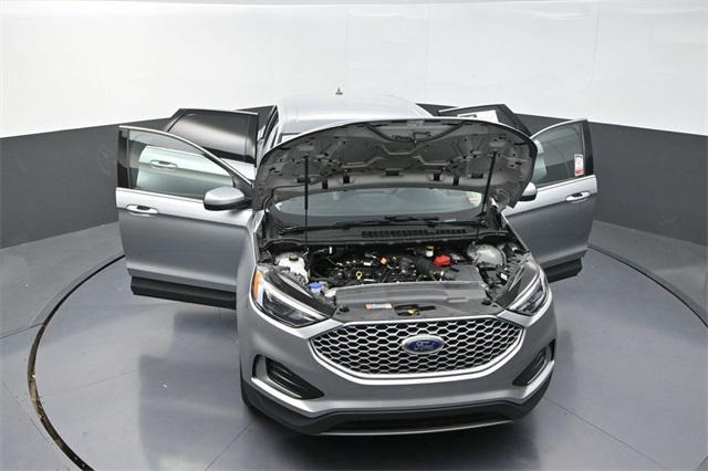 Photo of 2024 Silver Metallic Ford Edge