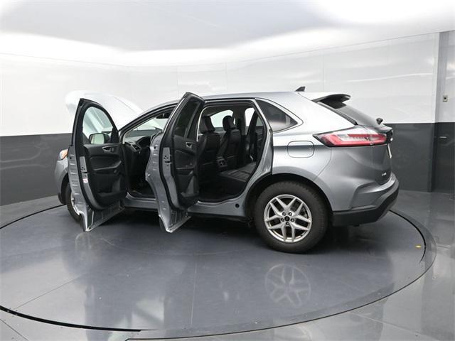 Photo of 2024 Silver Metallic Ford Edge