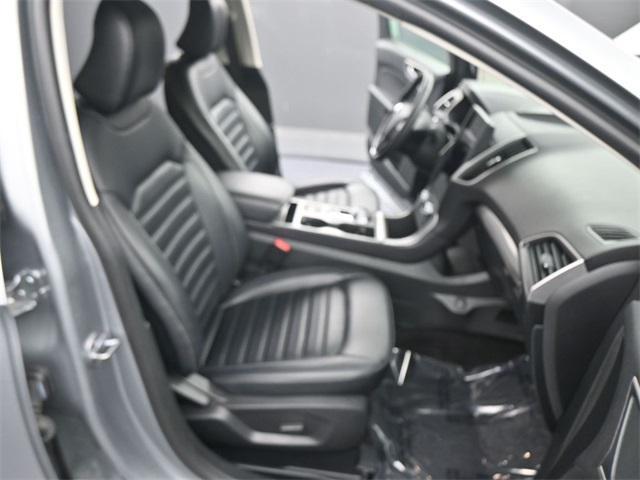 Photo of 2024 Silver Metallic Ford Edge