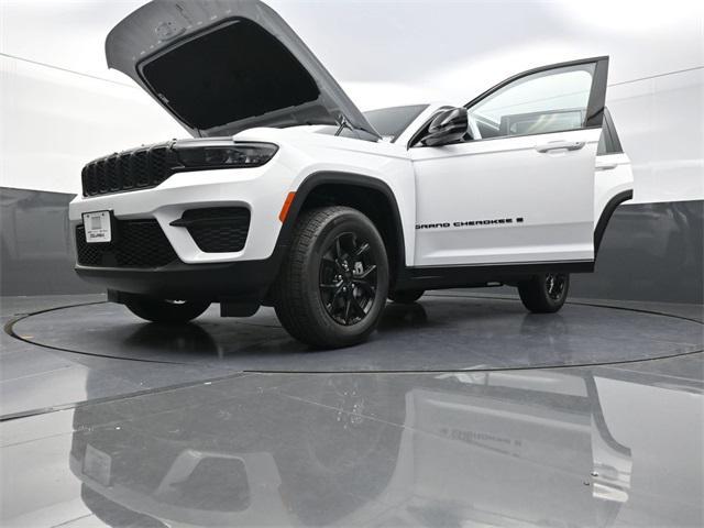 Photo of 2025 Bright White Clearcoat Jeep Grand Cherokee