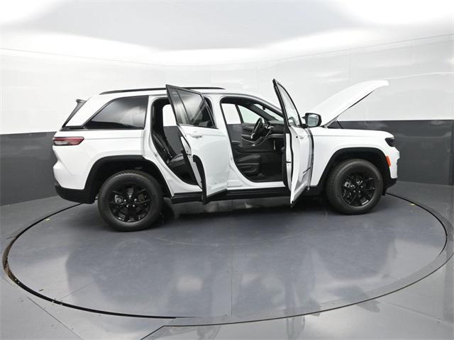 Photo of 2025 Bright White Clearcoat Jeep Grand Cherokee