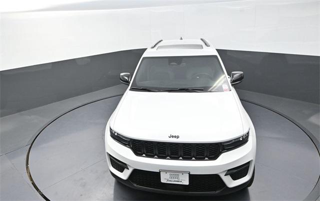 Photo of 2025 Bright White Clearcoat Jeep Grand Cherokee