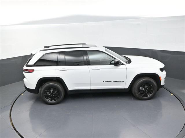 Photo of 2025 Bright White Clearcoat Jeep Grand Cherokee