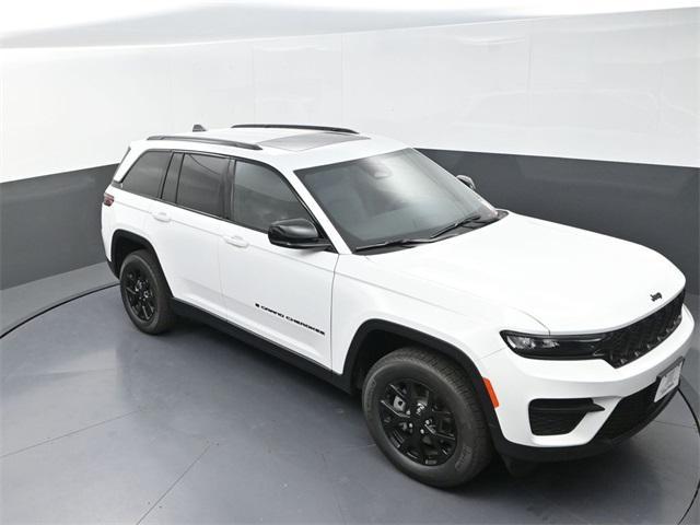 Photo of 2025 Bright White Clearcoat Jeep Grand Cherokee