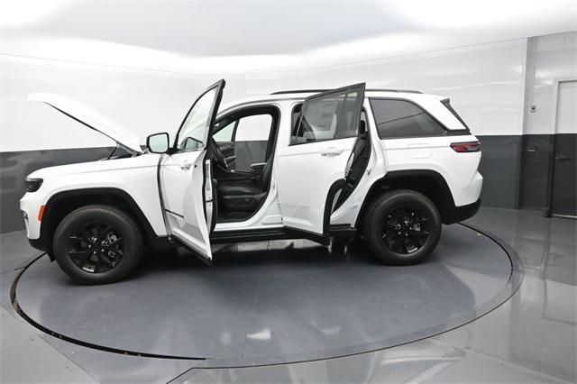 Photo of 2025 Bright White Clearcoat Jeep Grand Cherokee