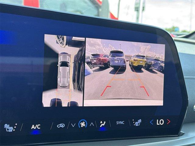 Photo of 2024 Summit White Chevrolet Traverse