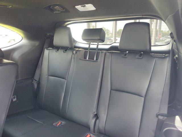 Photo of 2022 Pearl Toyota Highlander