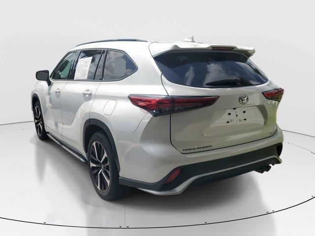 Photo of 2022 Pearl Toyota Highlander